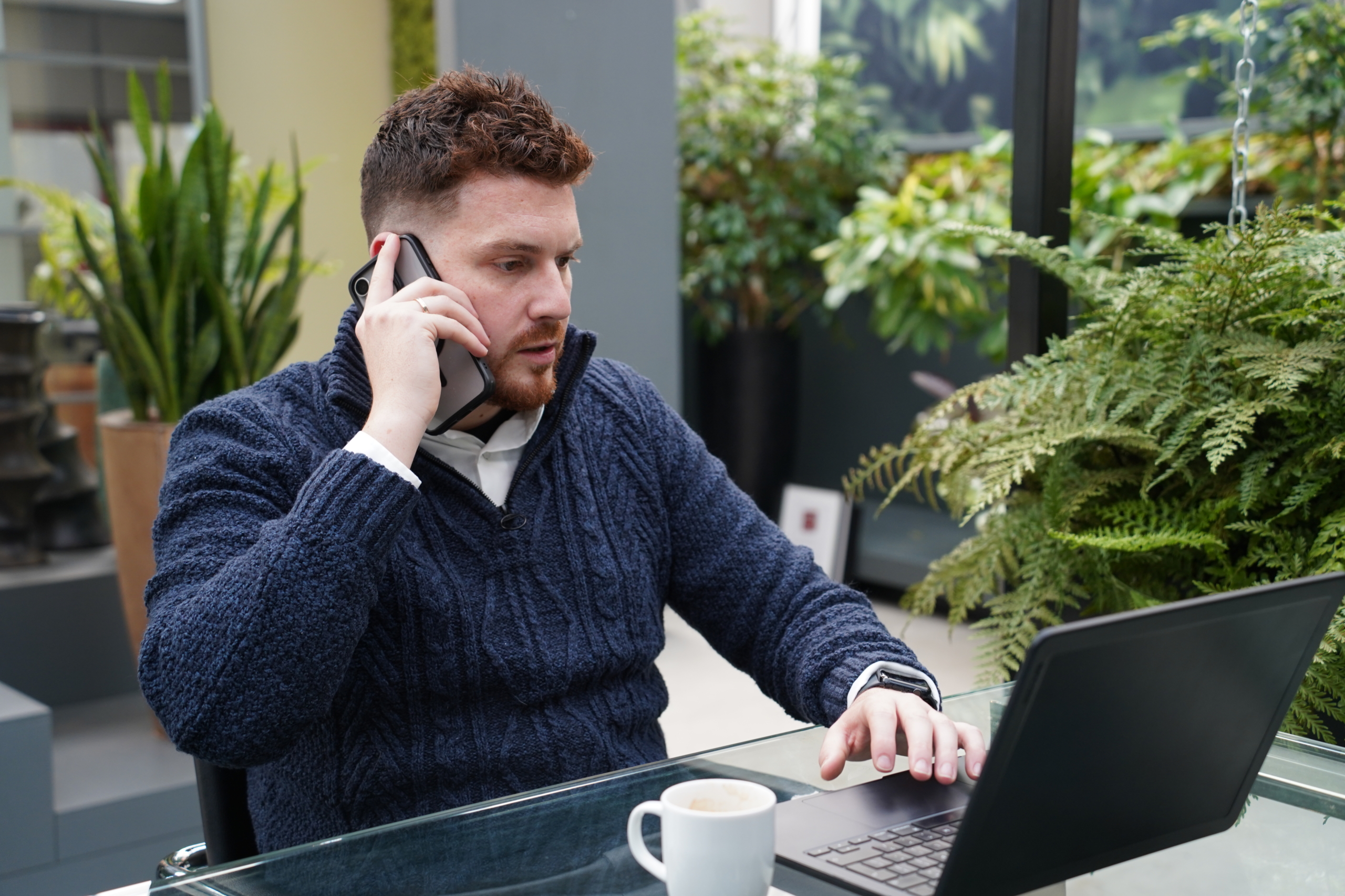 Kevin Flach telefoneert achter zijn laptop